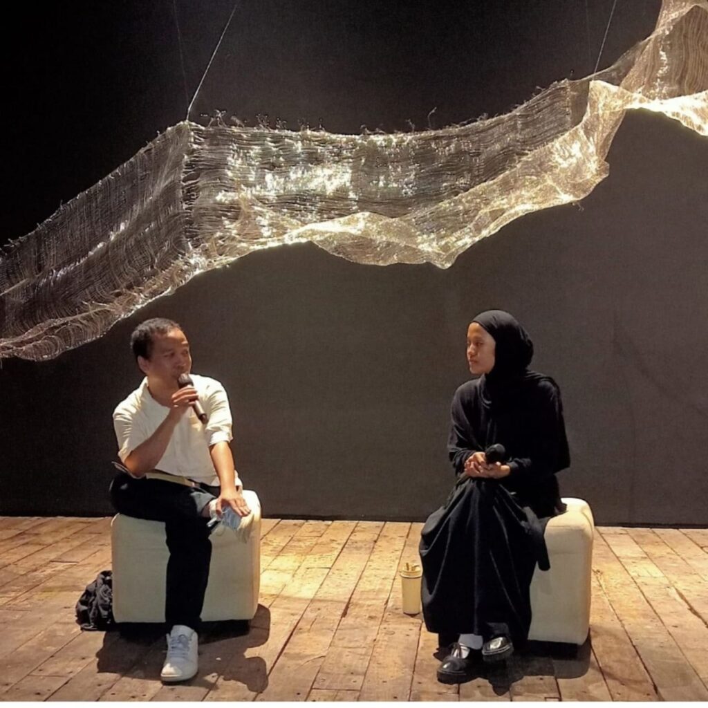 Bangkit dari Trauma dan Luka Lewat Jalinan Kawat Ajiba dalam Pameran Instalasi Seni di Galeri Kertas Studio Hanafi